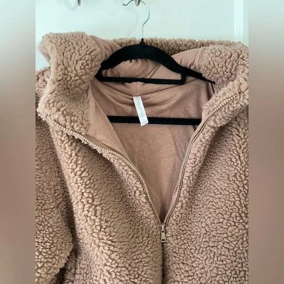 Fabletics Summit Teddy Jacket – Size Small
✨ Excellent Preloved Condition! ✨ - Picture 3 of 6